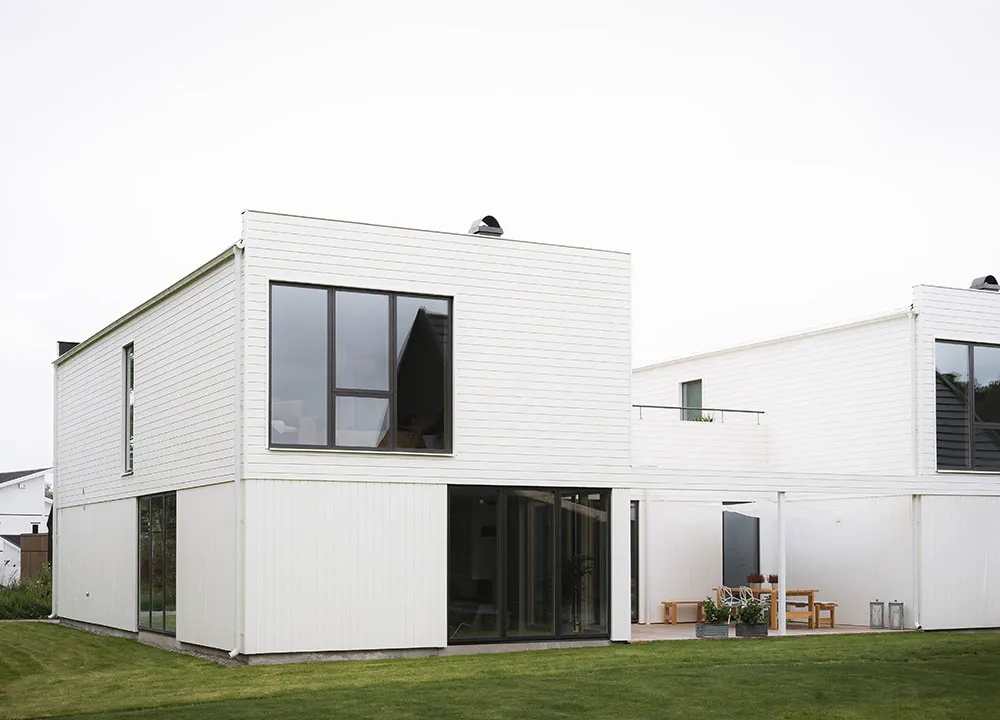 Schwarz-weiße Interieurs mit warmen Akzenten: modernes Haus in Schweden - Gallery image 2