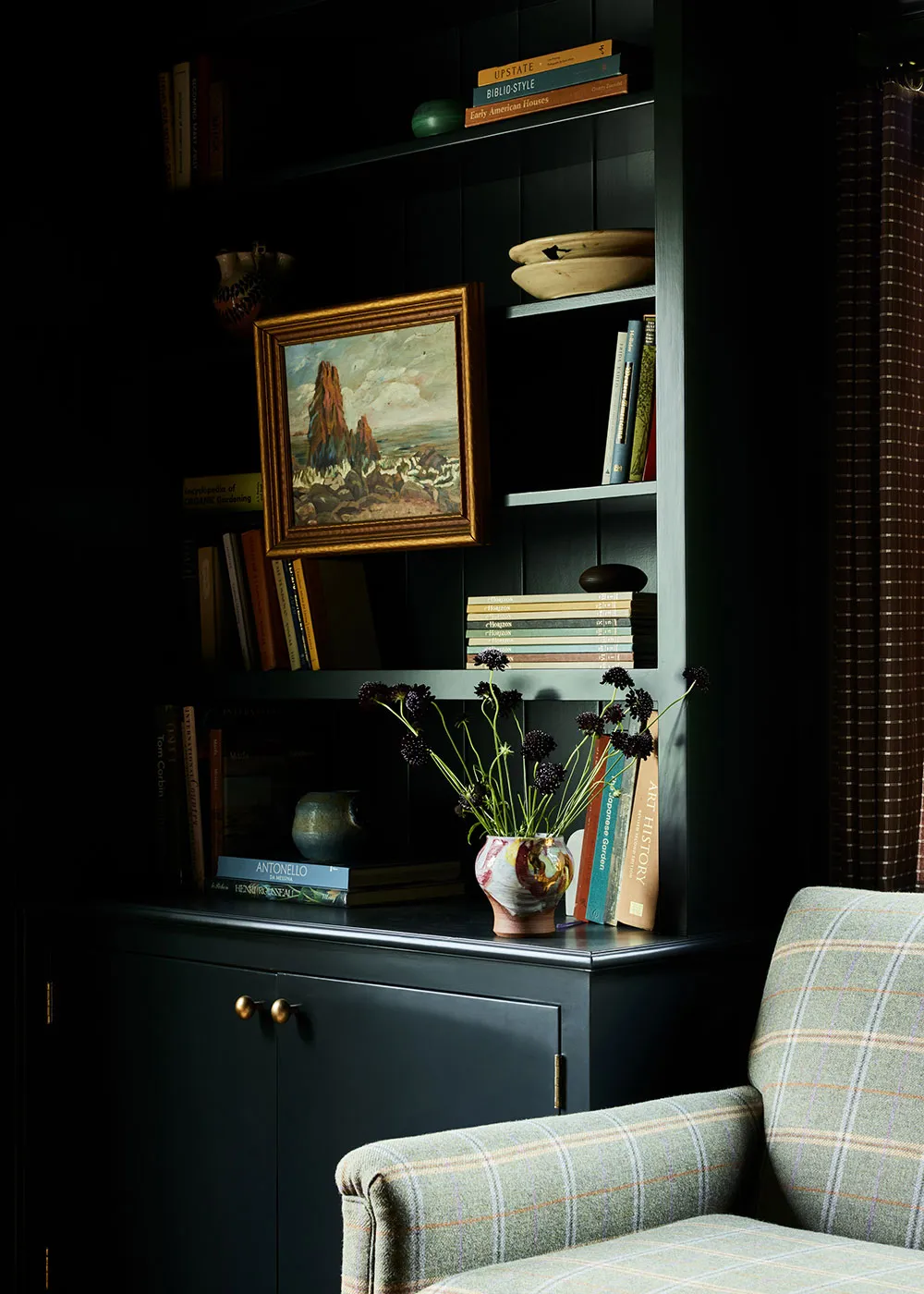 Diseño de interiores de una casa rural en Minnesota inspirada en los acogedoros pubs ingleses - Gallery image 1