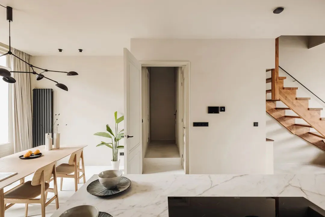 Diseño minimalista cálido en la decoración de un apartamento en una casa junto al canal en Ámsterdam - Gallery image 9