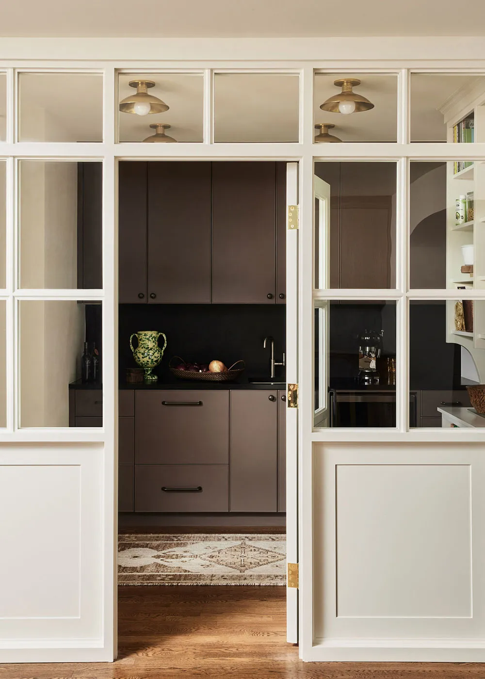 Diseño de interiores de una casa rural en Minnesota inspirada en los acogedoros pubs ingleses - Gallery image 12