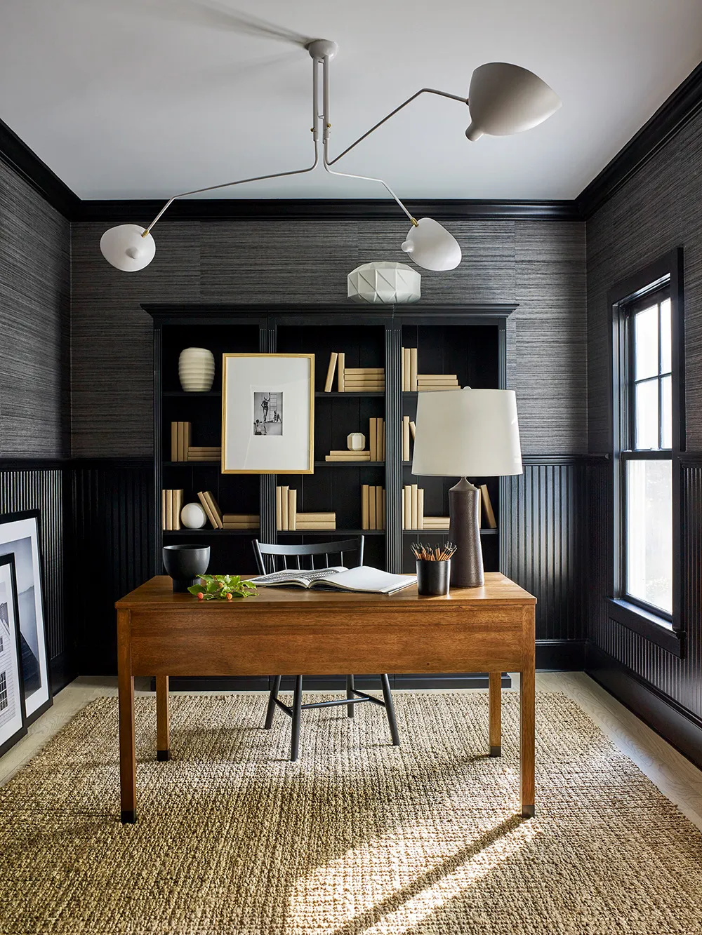 Stylish black and white interiors of a countryside house on Long Island - Gallery image 10