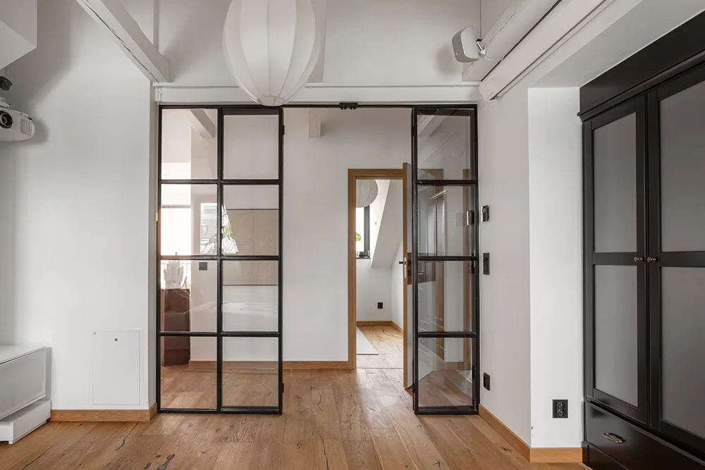 Шведська мансарда зі світлими інтер'єрами та модним декором (74 кв. м) - Gallery image 23