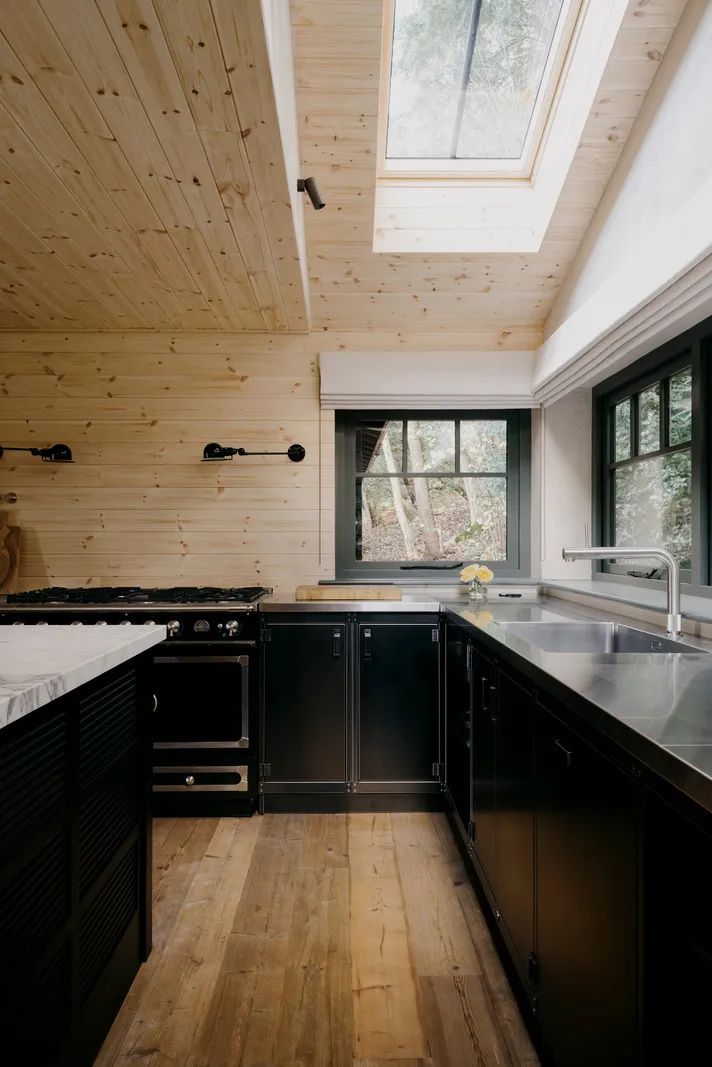 Приємні натуральні інтер'єри хутірка в лісі в Англії - Gallery image 8