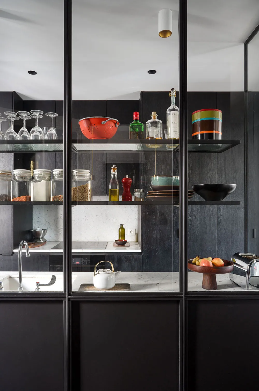 Klassische Fenster und moderner Dekor: Die Wohnung eines Designers in Paris - 7