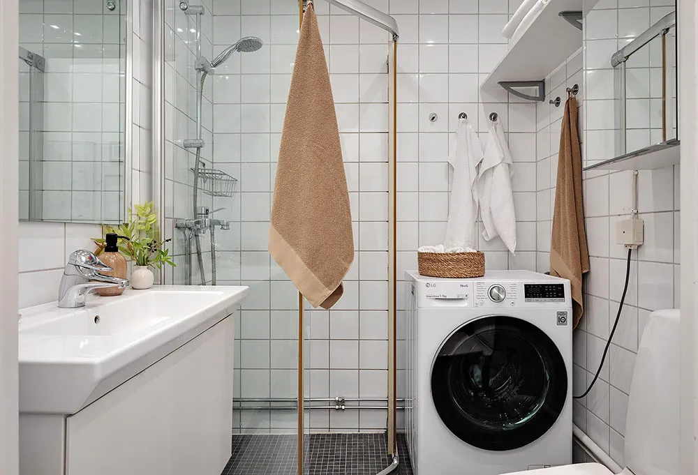 Angenehmes Zusammenspiel von kühlen und warmen Tönen in einer skandinavischen Wohnung (81 qm) - Gallery image 27