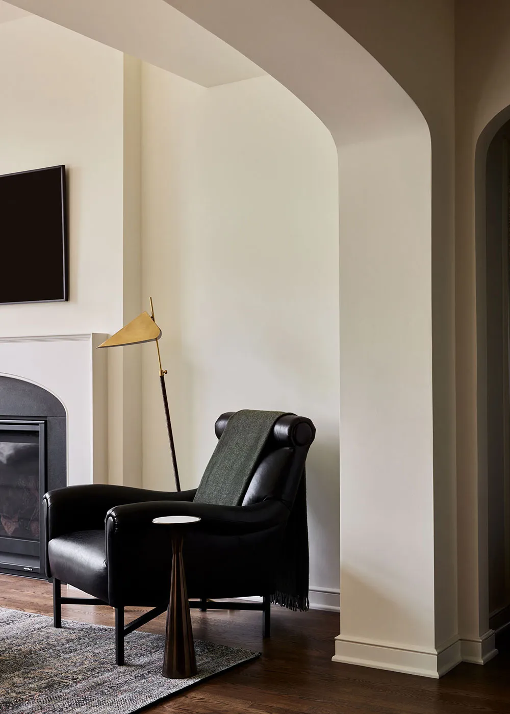 Diseño de interiores de una casa rural en Minnesota inspirada en los acogedoros pubs ingleses - Gallery image 15