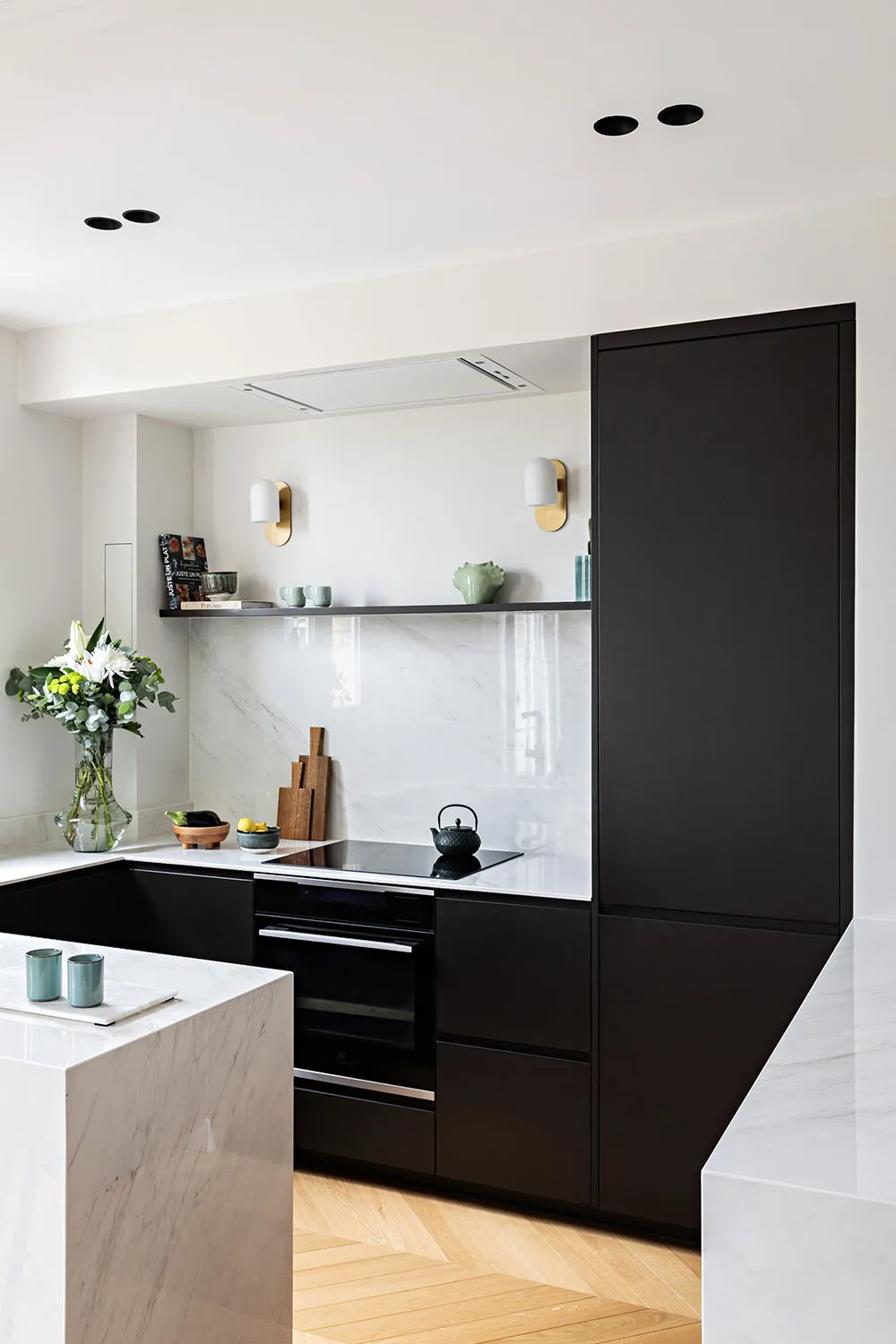 Diseño de interior en blanco y negro de un apartamento de dos plantas en París - Gallery image 8