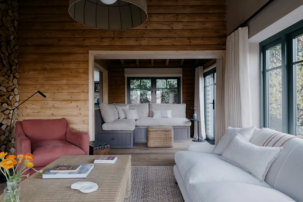 Приємні натуральні інтер'єри хутірка в лісі в Англії - Gallery image 6