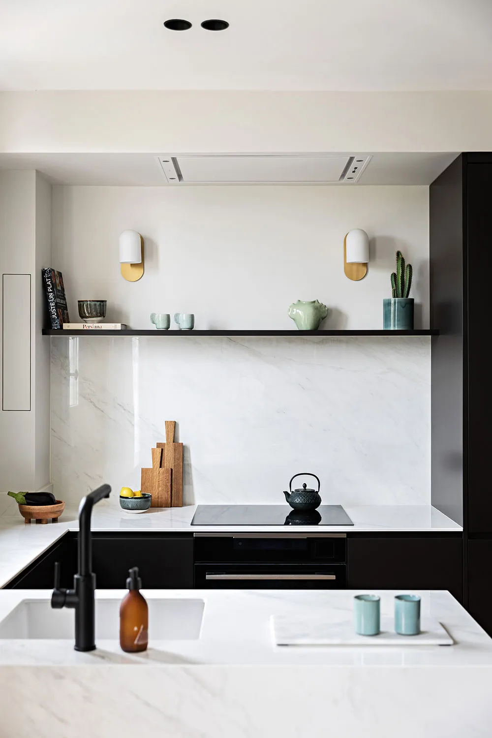 Diseño de interior en blanco y negro de un apartamento de dos plantas en París - Gallery image 10