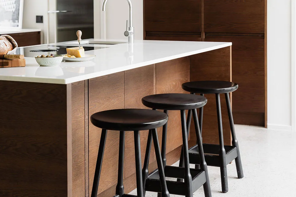 Schwarz-weiße Interieurs mit warmen Akzenten: modernes Haus in Schweden - Gallery image 10