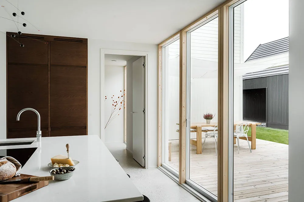 Schwarz-weiße Interieurs mit warmen Akzenten: modernes Haus in Schweden - Gallery image 11