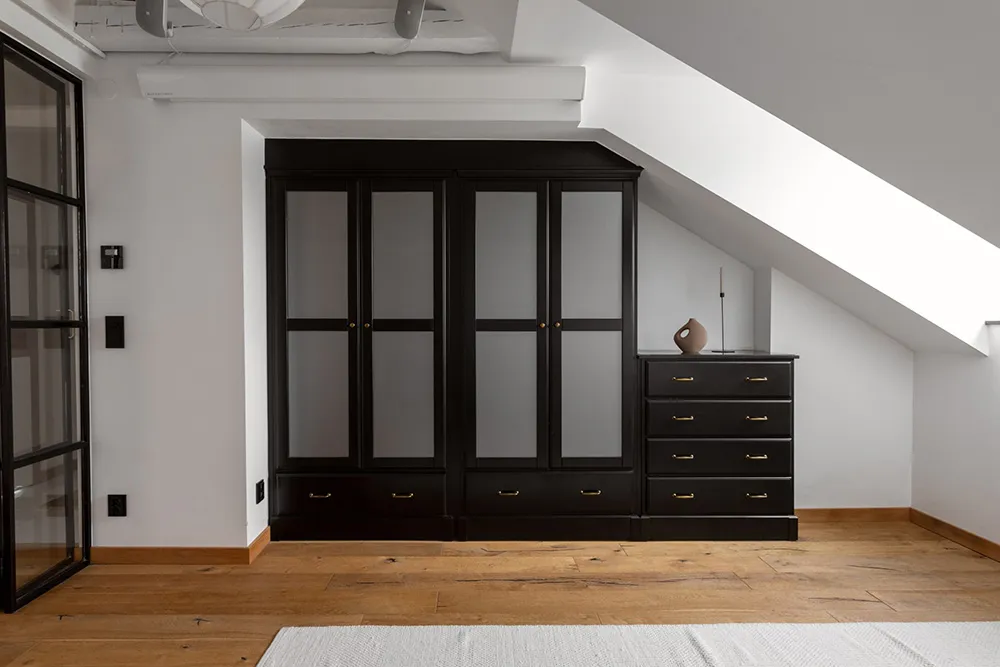 Шведська мансарда зі світлими інтер'єрами та модним декором (74 кв. м) - Gallery image 20