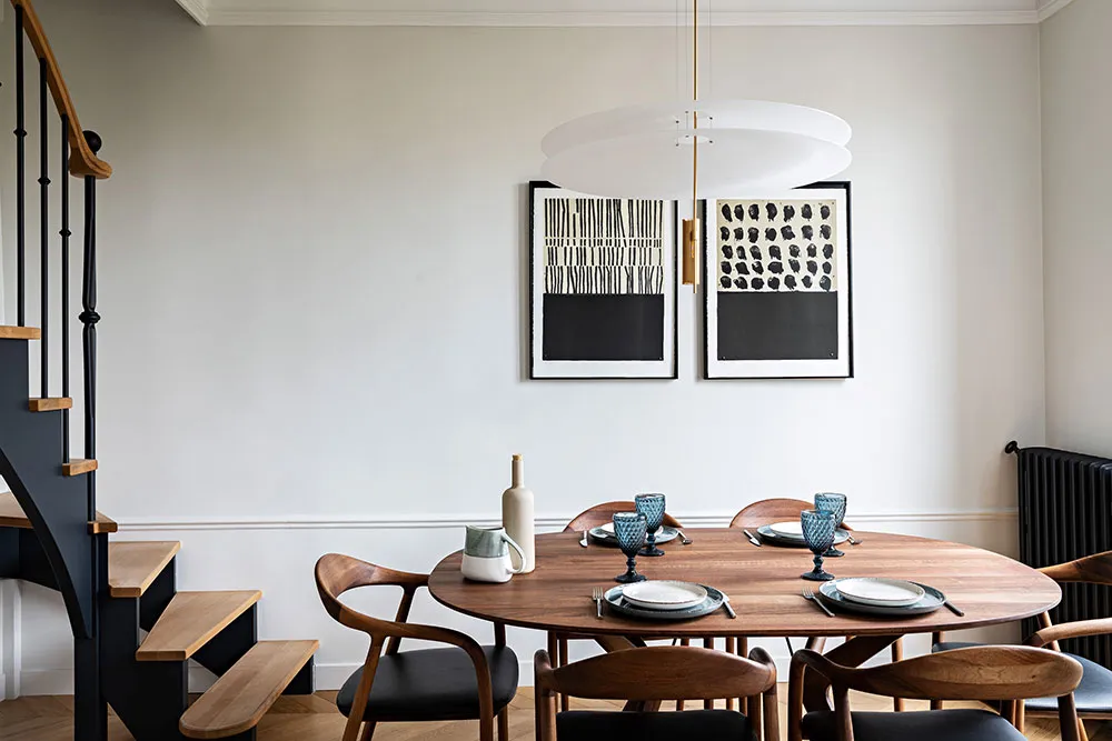 Diseño de interior en blanco y negro de un apartamento de dos plantas en París - Gallery image 7