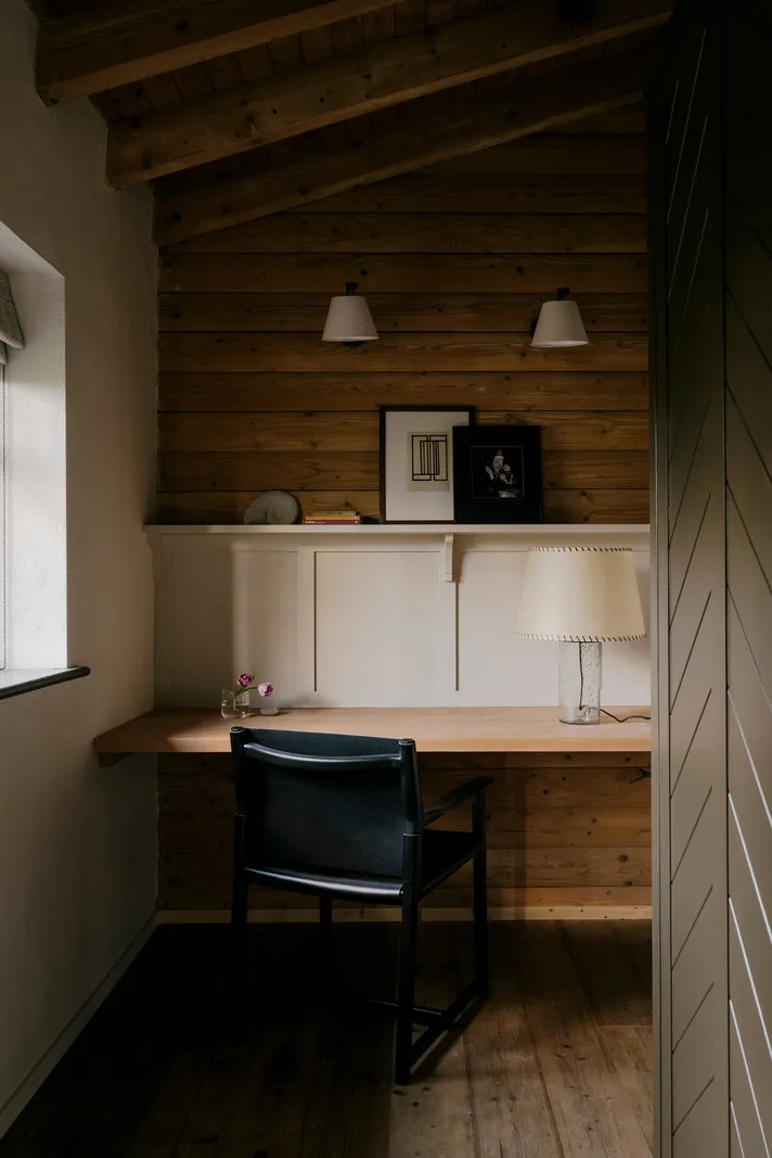 Приємні натуральні інтер'єри хутірка в лісі в Англії - Gallery image 14