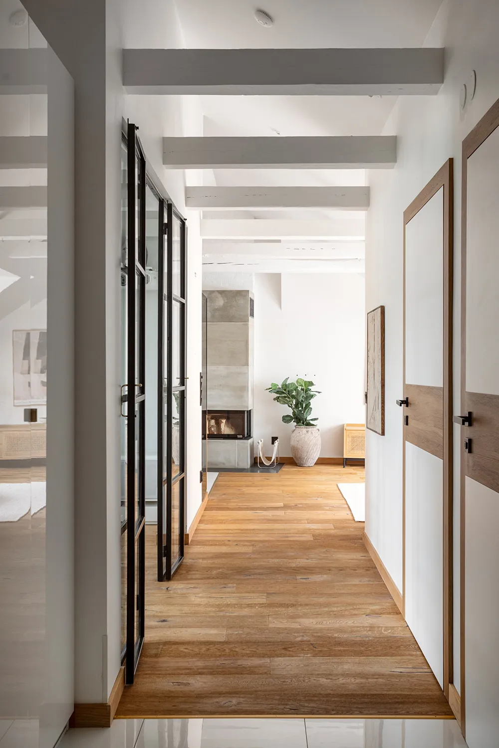 Шведська мансарда зі світлими інтер'єрами та модним декором (74 кв. м) - Gallery image 26