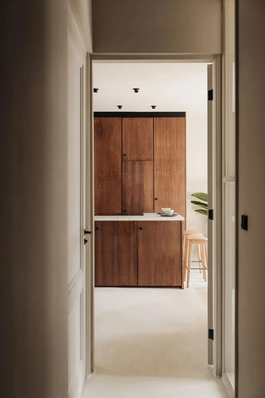 Diseño minimalista cálido en la decoración de un apartamento en una casa junto al canal en Ámsterdam - Gallery image 1