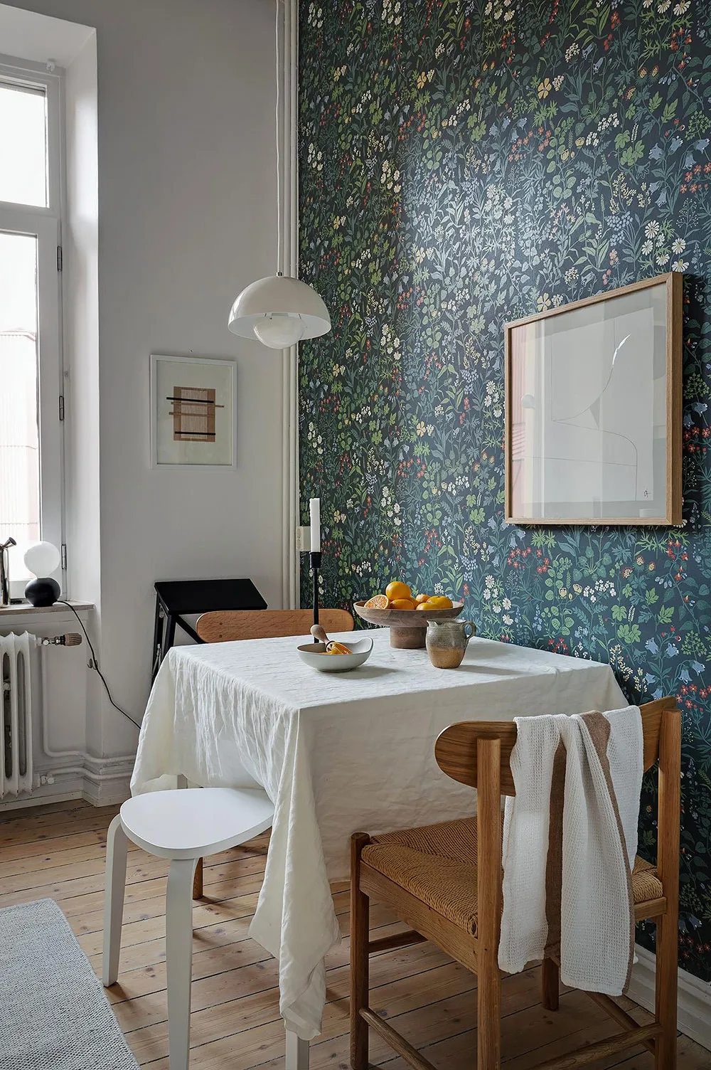 Angenehmes Zusammenspiel von kühlen und warmen Tönen in einer skandinavischen Wohnung (81 qm) - Gallery image 25