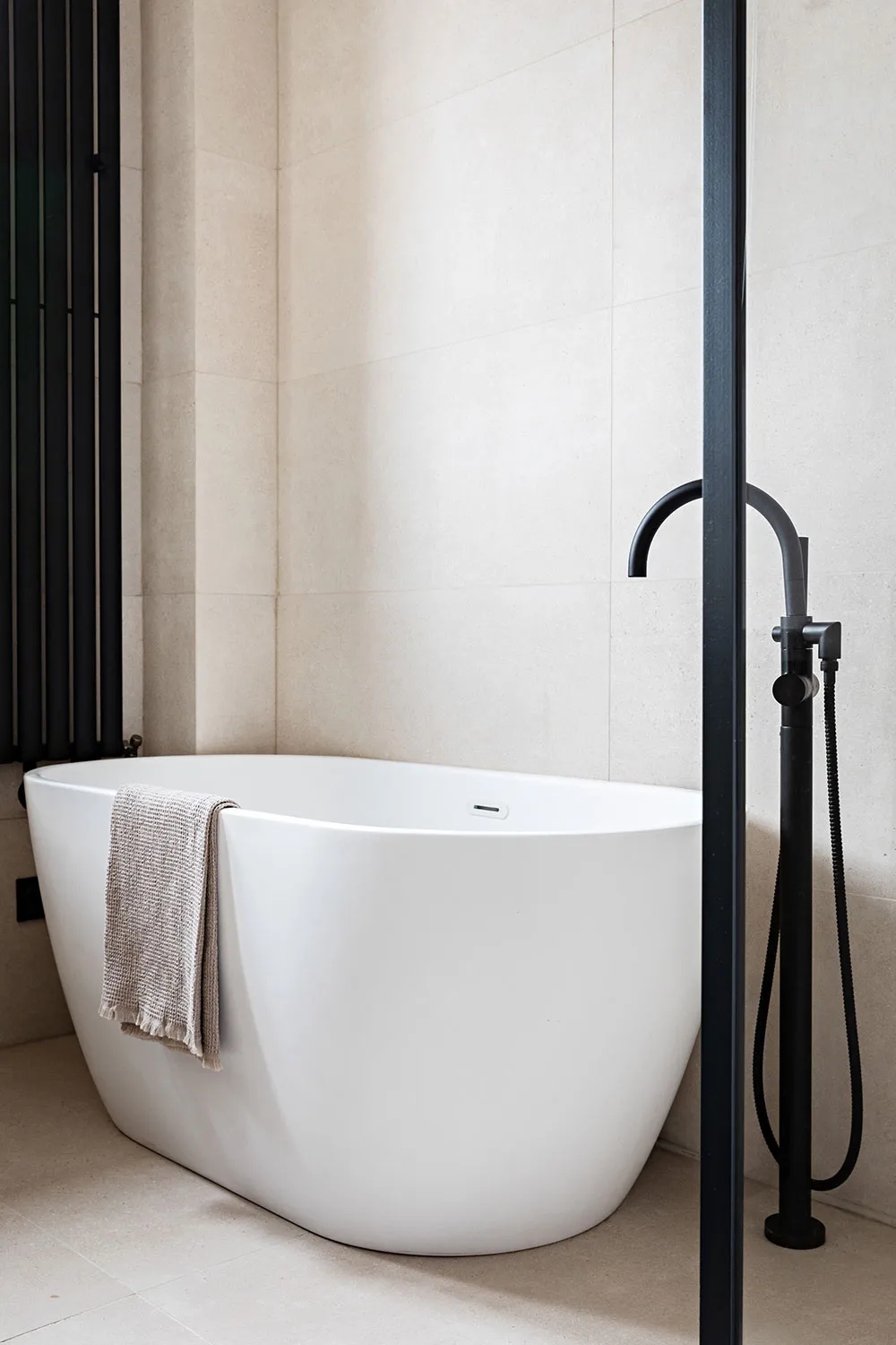 Diseño de interior en blanco y negro de un apartamento de dos plantas en París - Gallery image 18