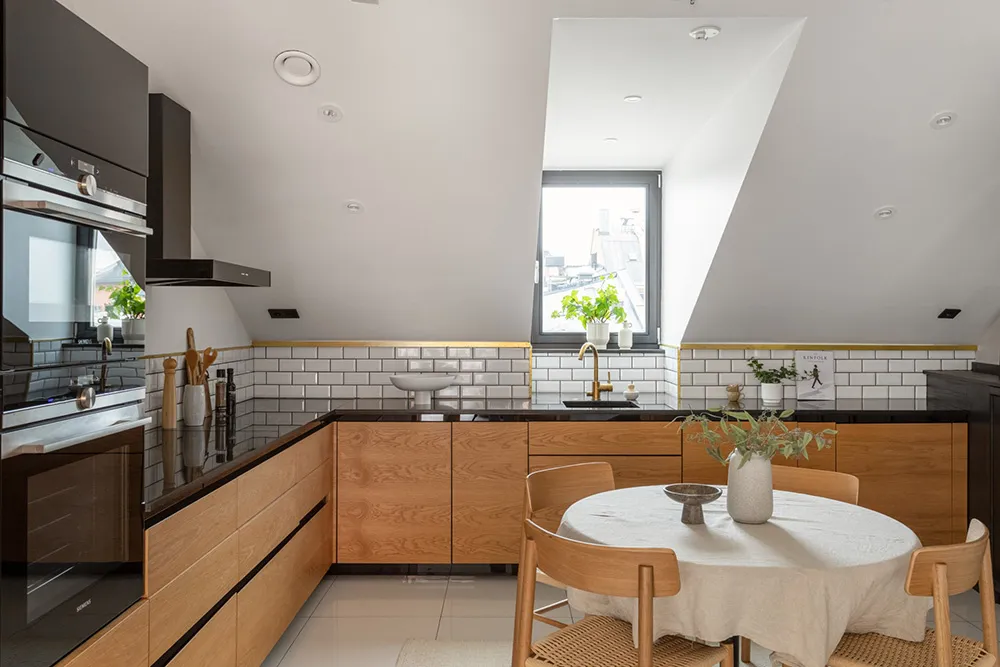 Шведська мансарда зі світлими інтер'єрами та модним декором (74 кв. м) - Gallery image 9