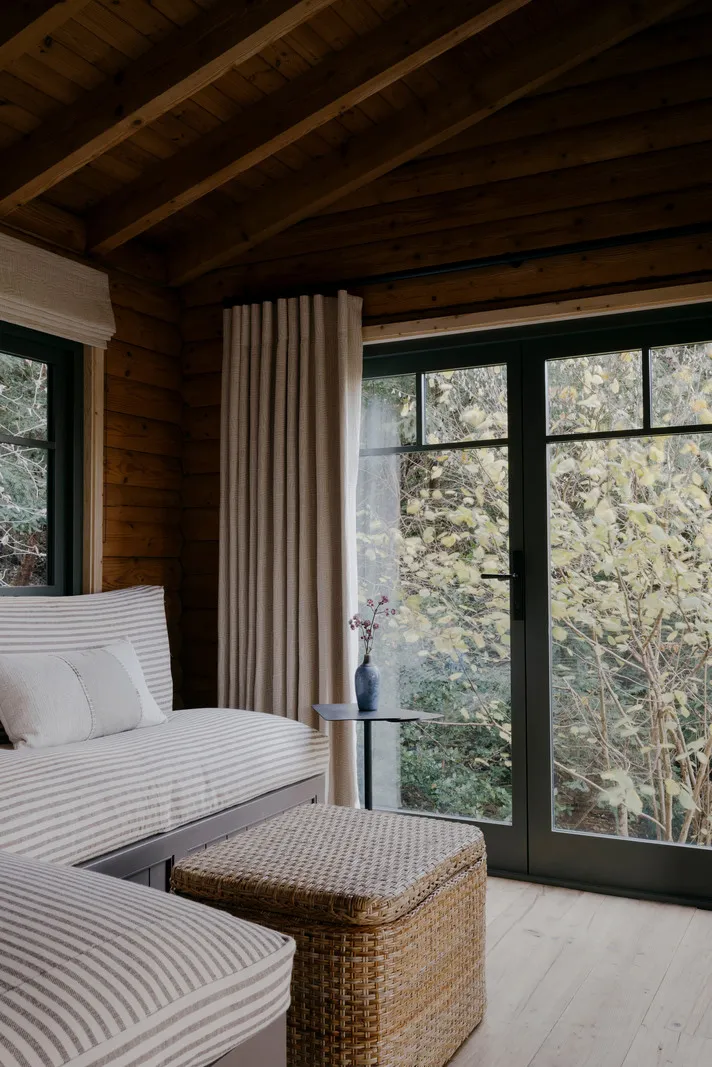 Приємні натуральні інтер'єри хутірка в лісі в Англії - Gallery image 7