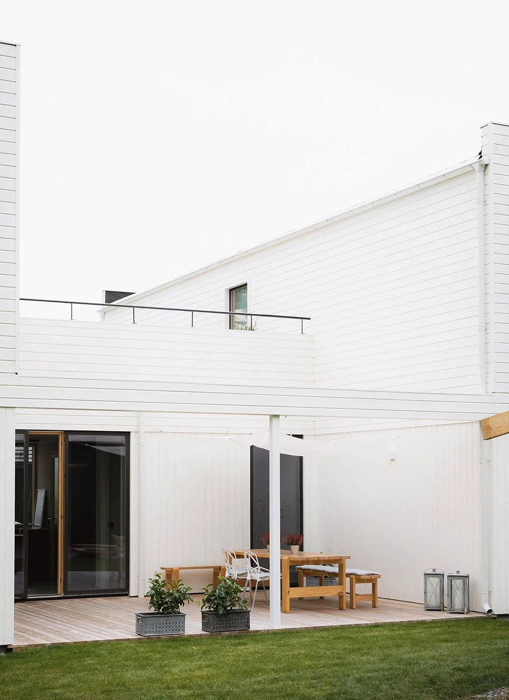 Schwarz-weiße Interieurs mit warmen Akzenten: modernes Haus in Schweden - Gallery image 1