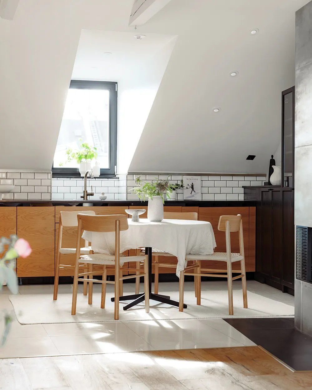 Шведська мансарда зі світлими інтер'єрами та модним декором (74 кв. м) - Gallery image 7