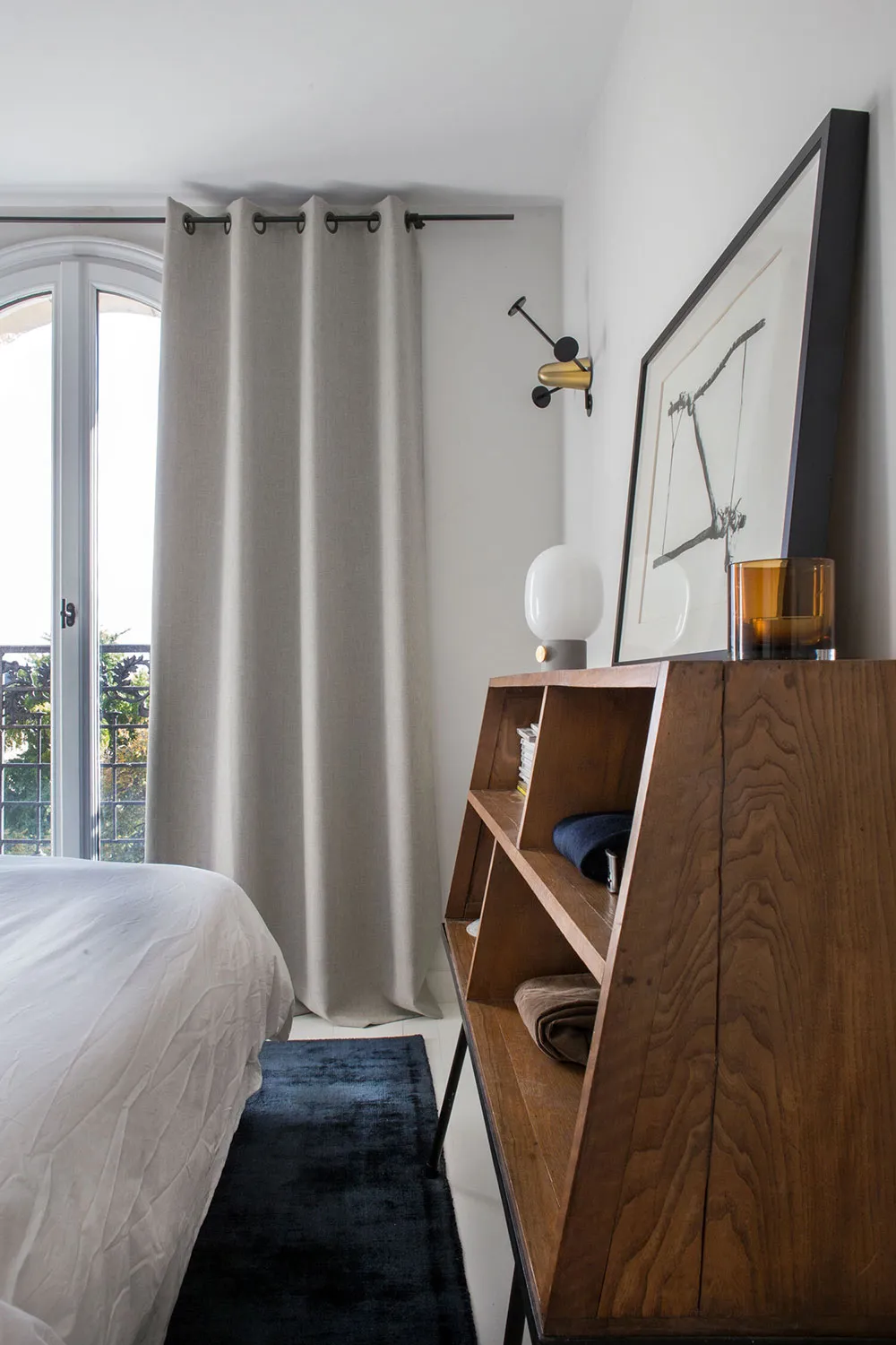 Klassische Fenster und moderner Dekor: Die Wohnung eines Designers in Paris - 14