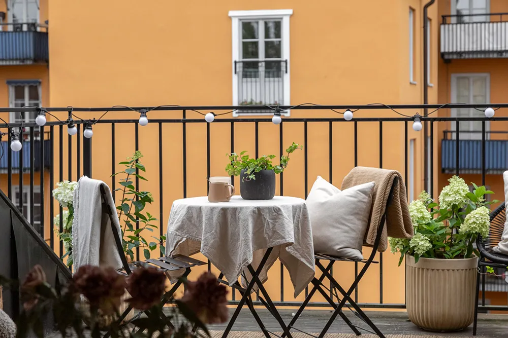 Шведська мансарда зі світлими інтер'єрами та модним декором (74 кв. м) - Gallery image 3