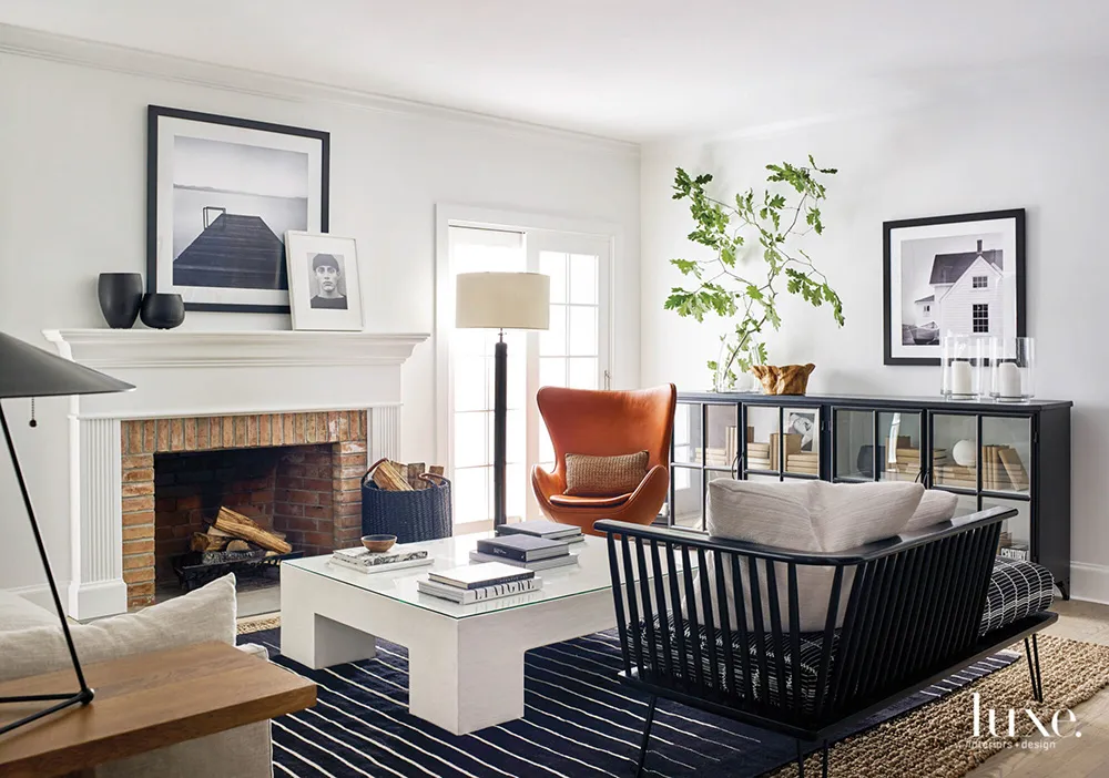 Stylish black and white interiors of a countryside house on Long Island - Gallery image 5