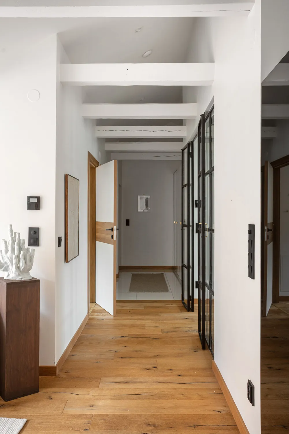 Шведська мансарда зі світлими інтер'єрами та модним декором (74 кв. м) - Gallery image 17