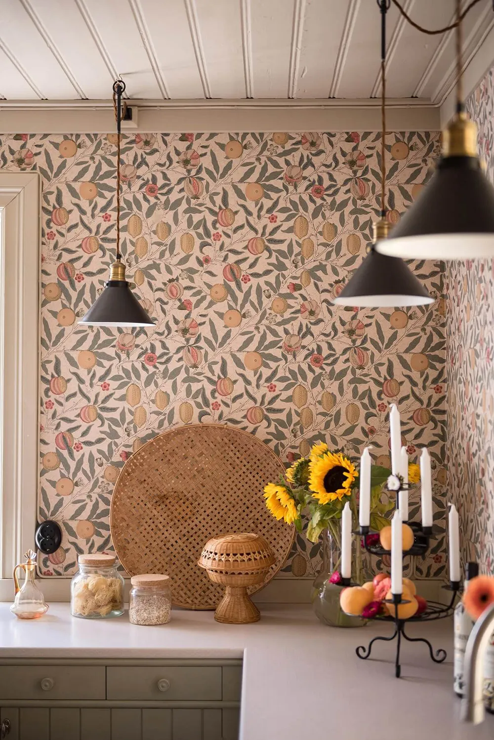 Charmant cottage suédois avec des murs floraux et des motifs ethniques - Gallery image 3