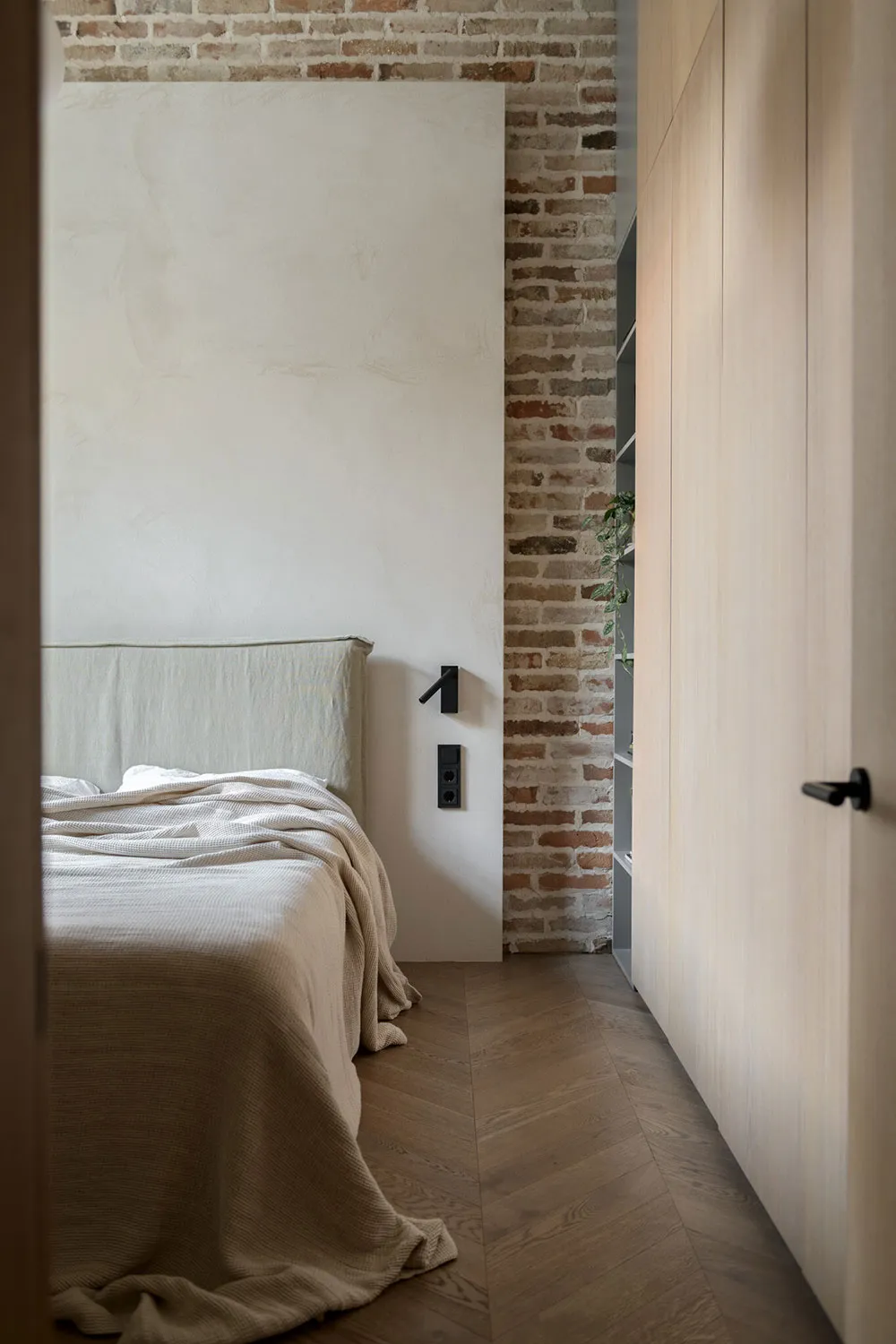 Minimalismo cálido con pared de ladrillo para familia joven en Kiev (95 m²) - Gallery image 9