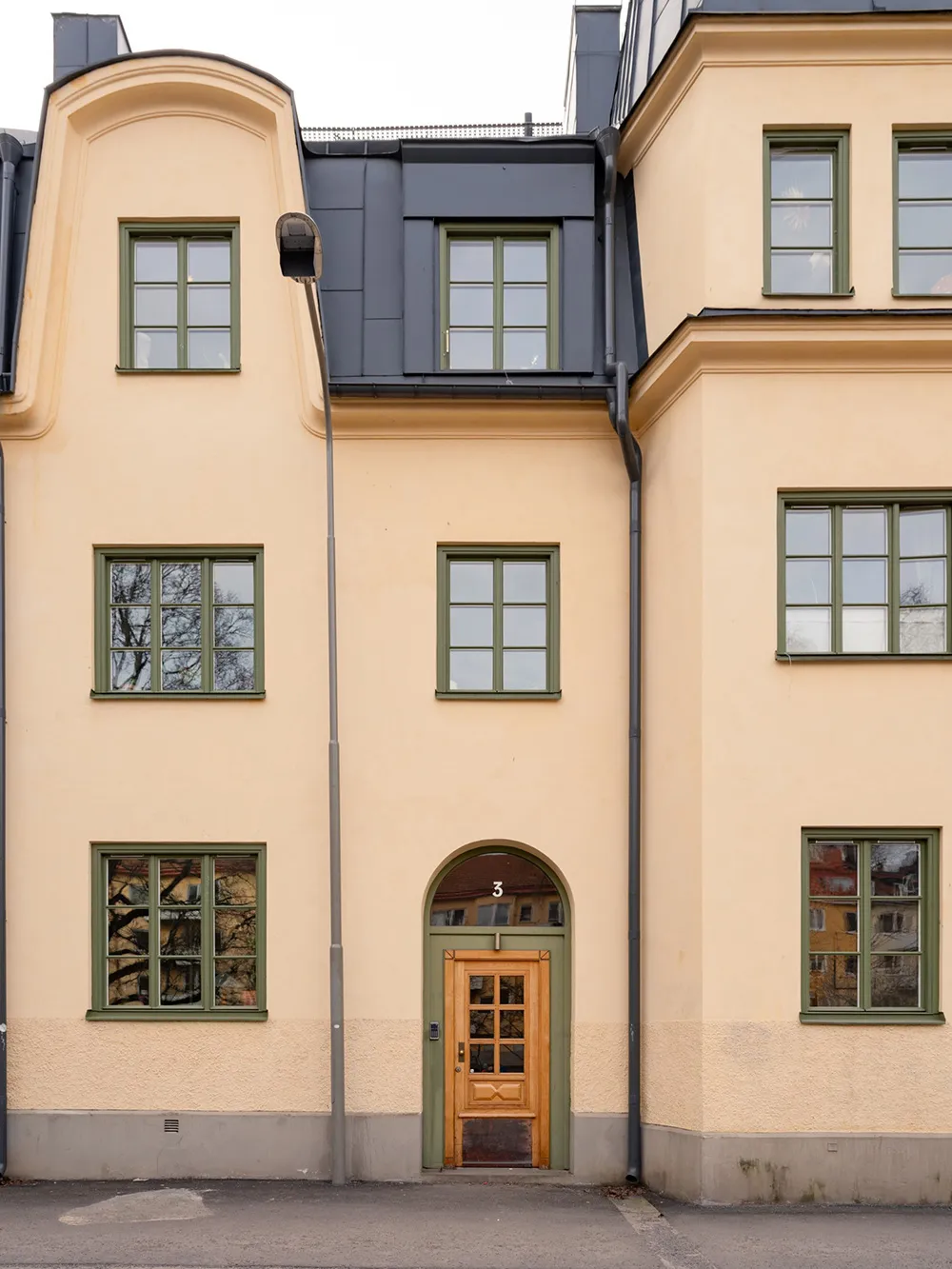 Маленька шведська квартира з ніжним інтер'єром та плямистим диваном (38 кв. м) - Gallery image 26