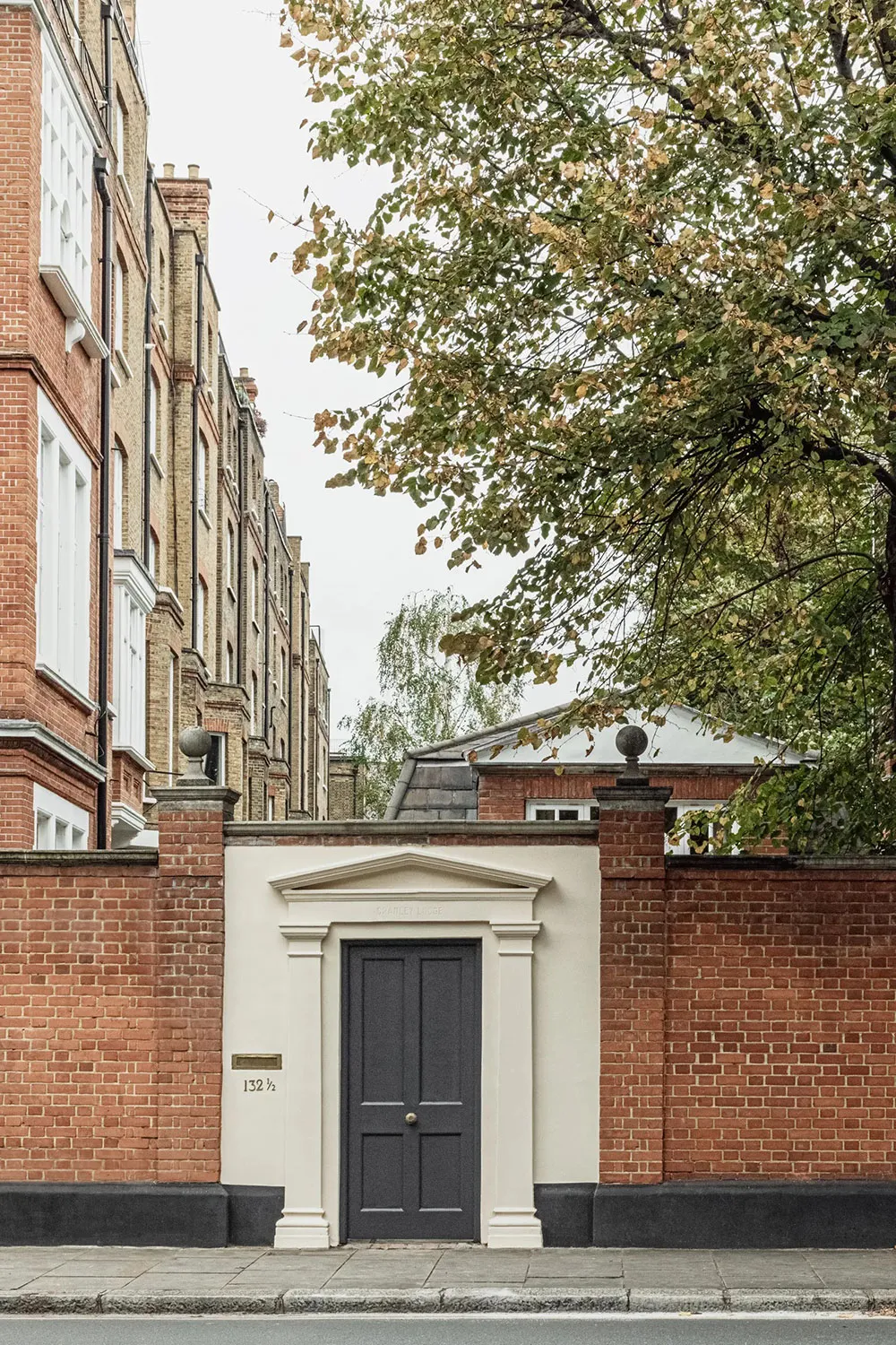 Style moderne et élégant dans des tons laitiers à Londres - Gallery image 1