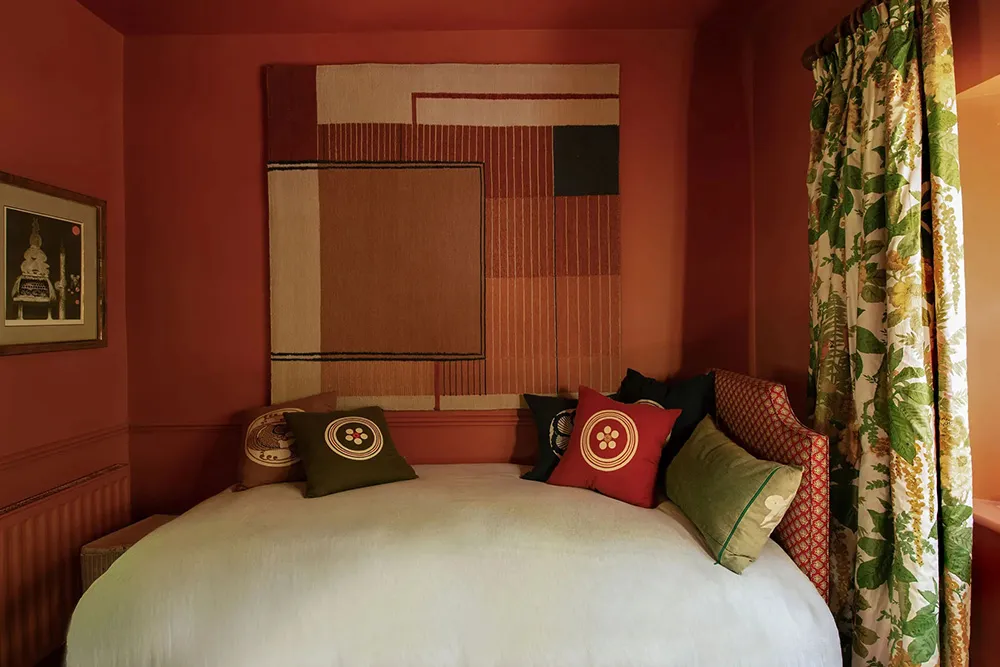 Expressive Paint Colors in the Design of a Rural Cottage in England - Gallery image 16