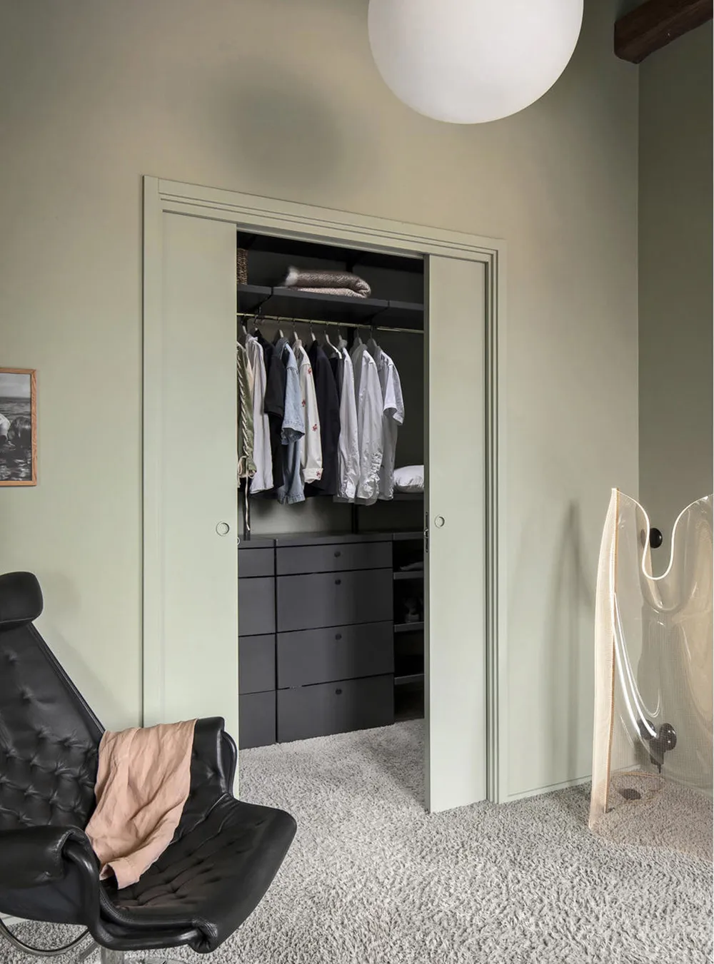 Une intéressante appartement de mansarde avec murs olive et terrasse (66 m²) - Gallery image 9