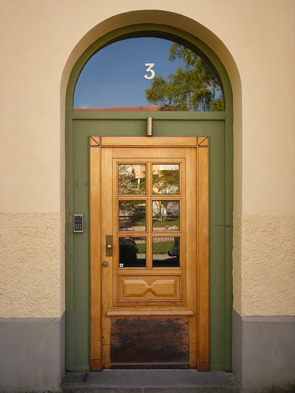 Маленька шведська квартира з ніжним інтер'єром та плямистим диваном (38 кв. м) - Gallery image 25