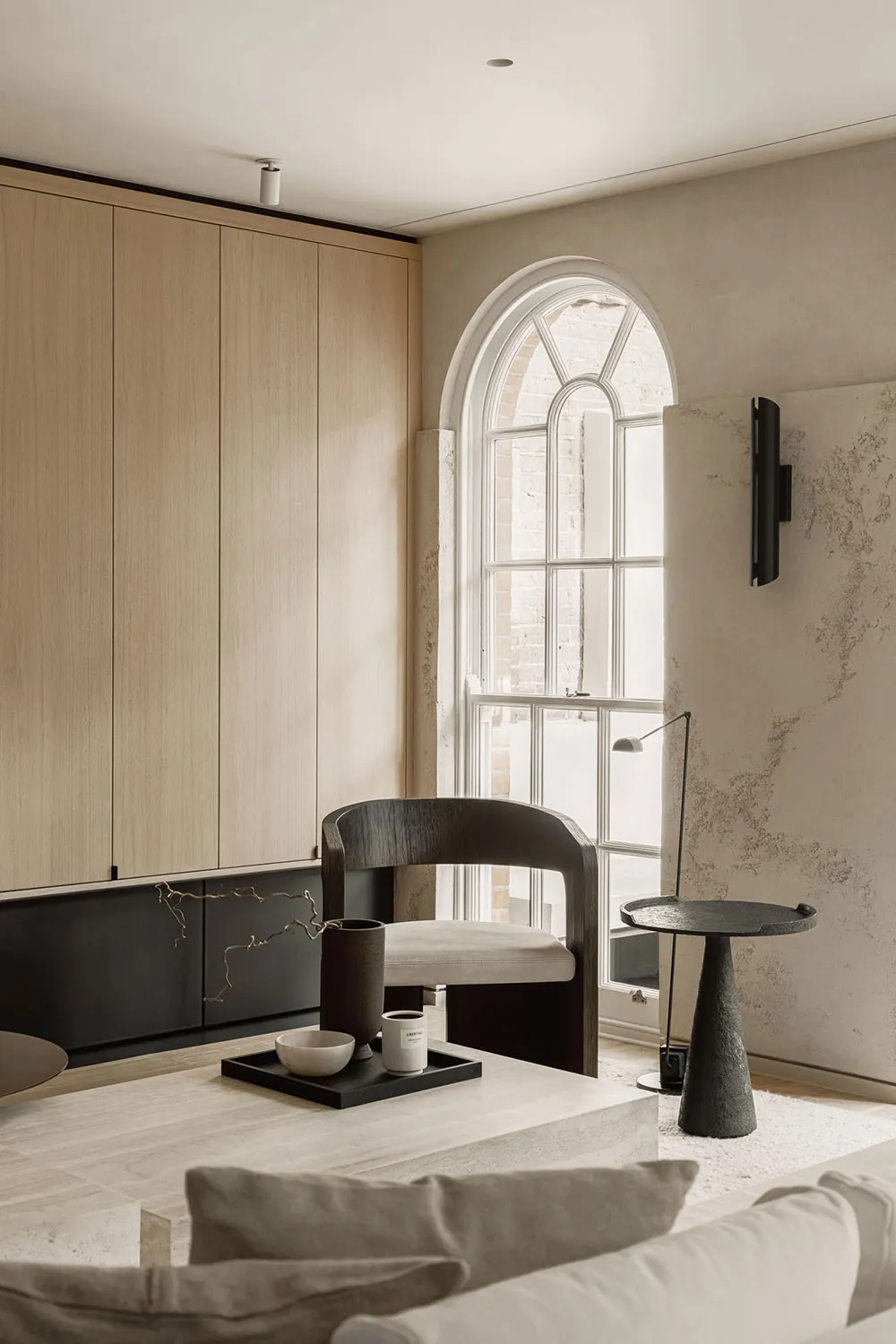 Style moderne et élégant dans des tons laitiers à Londres - Gallery image 2