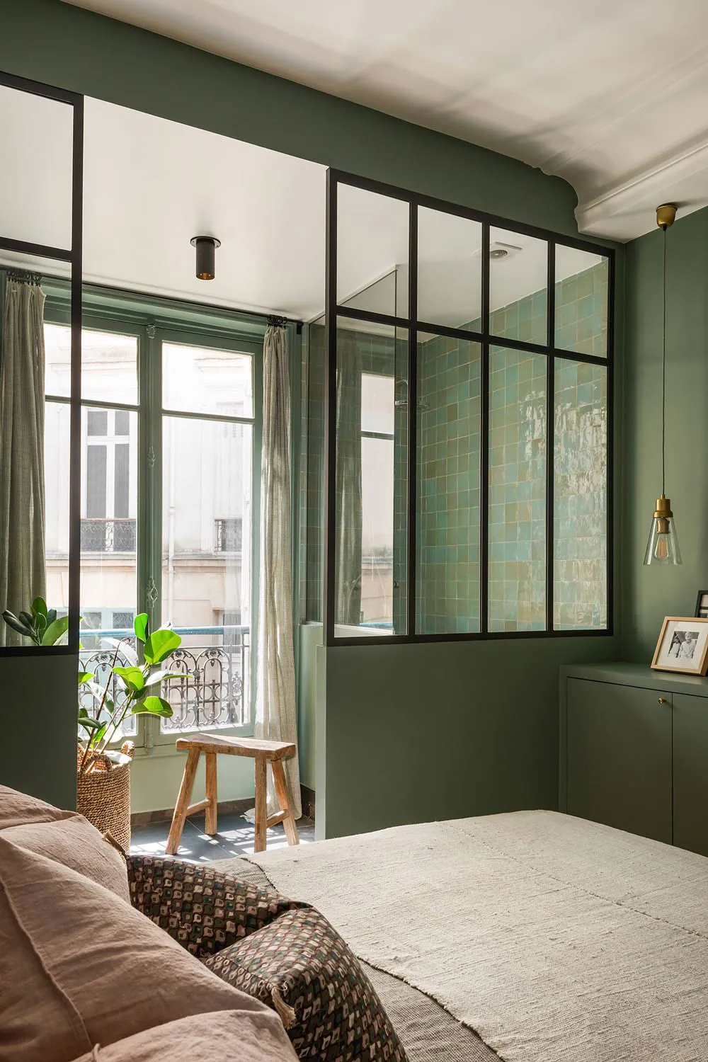 Beautifull enfants avec des murs décorés d' motifs exotiques dans un appartement parisien élégant - Gallery image 5