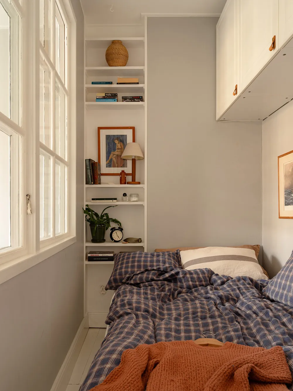 Маленька шведська квартира з ніжним інтер'єром та плямистим диваном (38 кв. м) - Gallery image 6