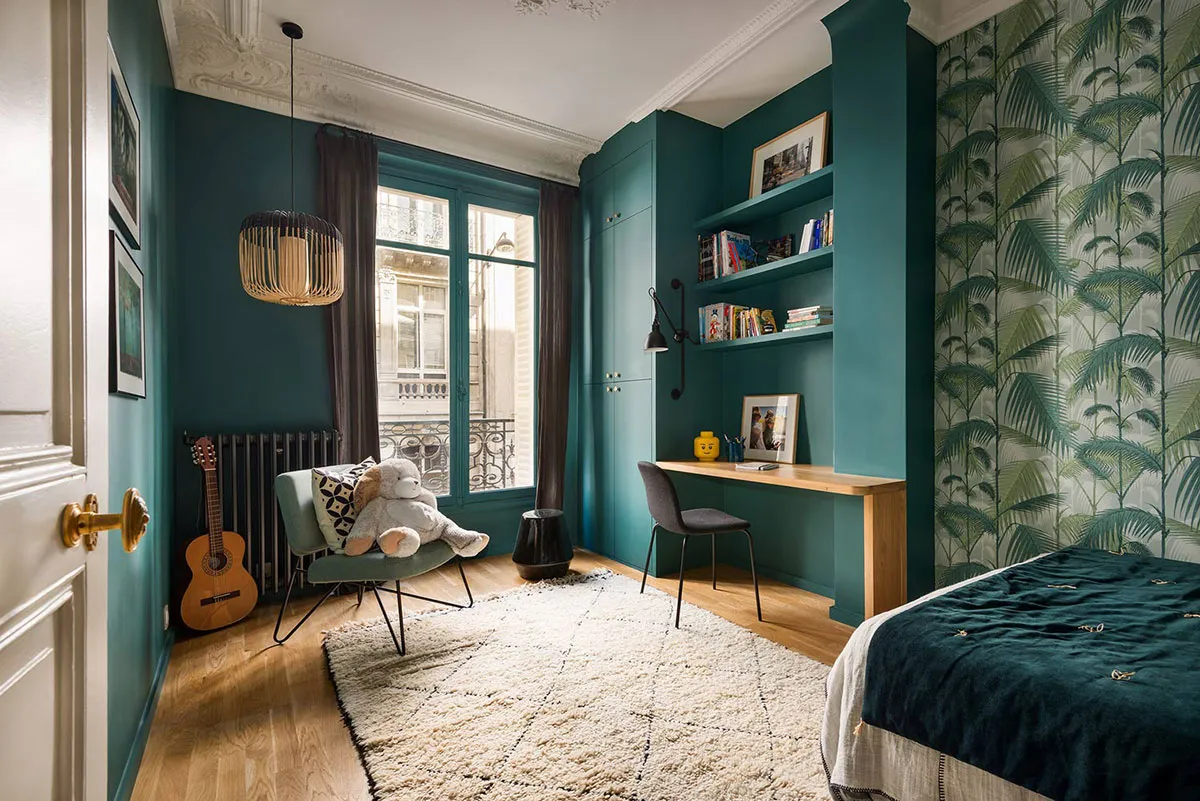 Beautifull enfants avec des murs décorés d' motifs exotiques dans un appartement parisien élégant - Gallery image 8