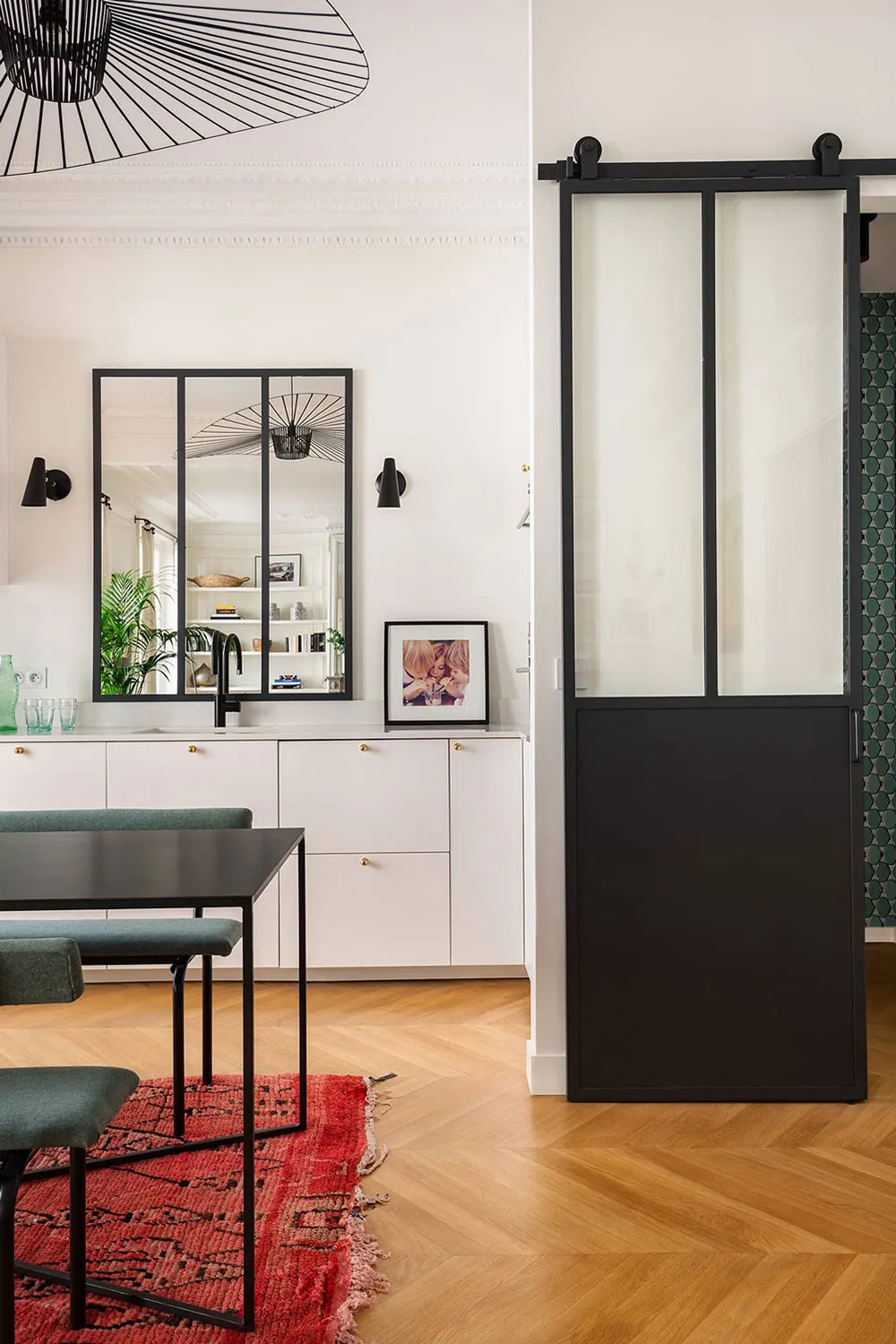 Beautifull enfants avec des murs décorés d' motifs exotiques dans un appartement parisien élégant - Gallery image 4