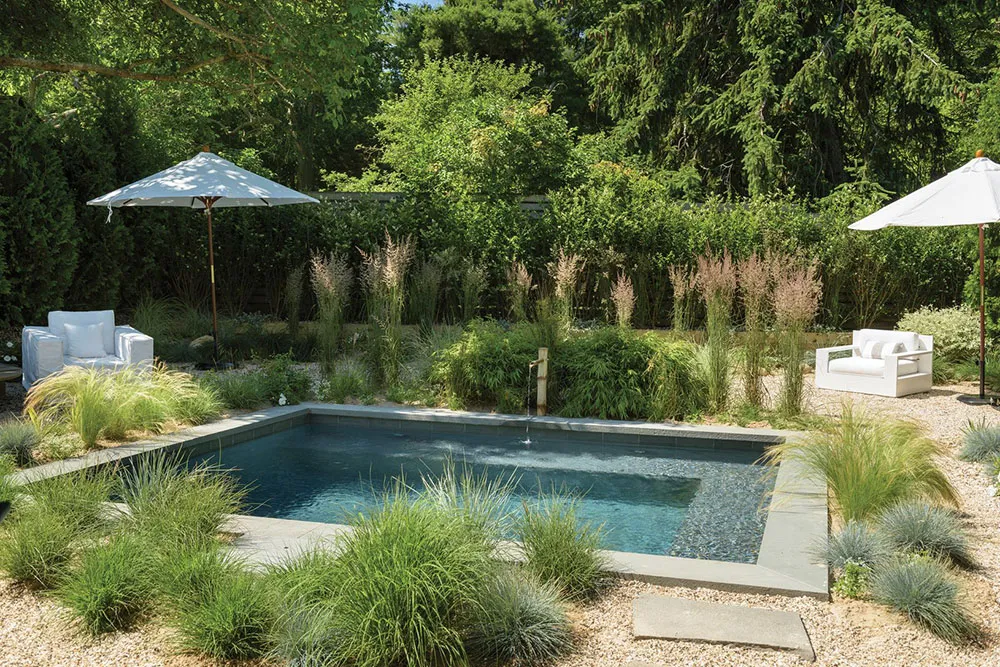 Mucho blanco y un segundo piso adicional: remodelación de un pequeño cottage en Hampton - Gallery image 19