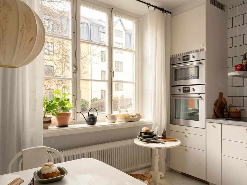 Маленька шведська квартира з ніжним інтер'єром та плямистим диваном (38 кв. м) - Gallery image 13