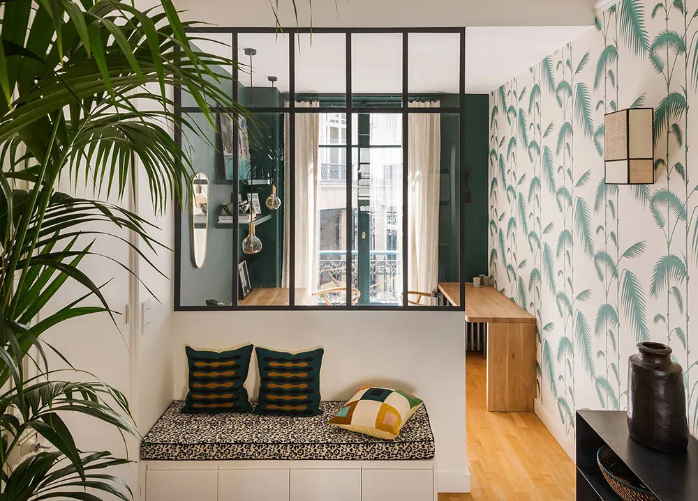 Beautifull enfants avec des murs décorés d' motifs exotiques dans un appartement parisien élégant - Gallery image 2