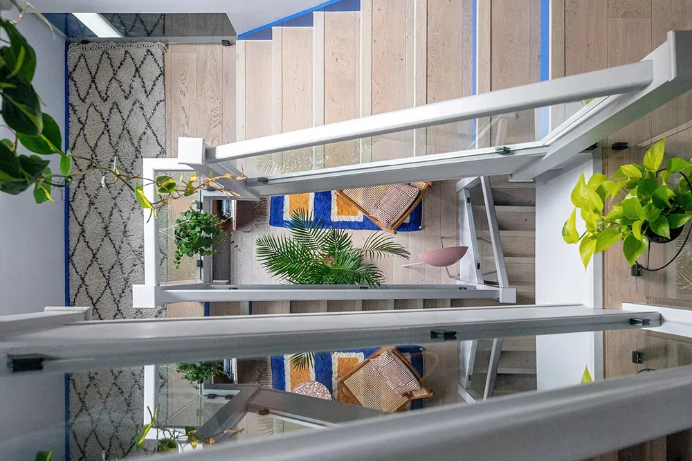 Des peintures incroyables dans le design d'une maison de ville moderne à Londres - Gallery image 16