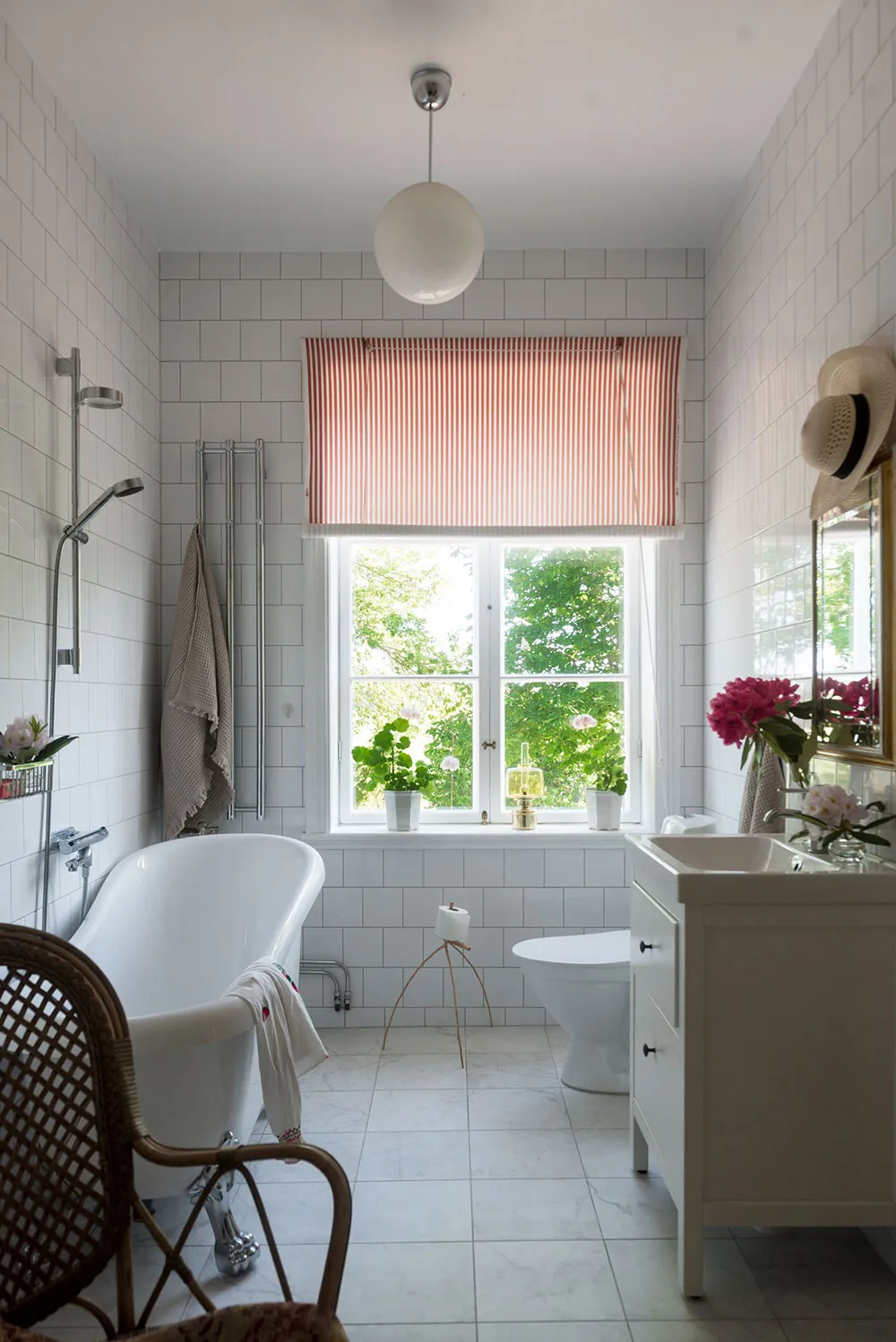 Une belle maison suédoise de campagne avec véranda et vues panoramiques - Gallery image 18