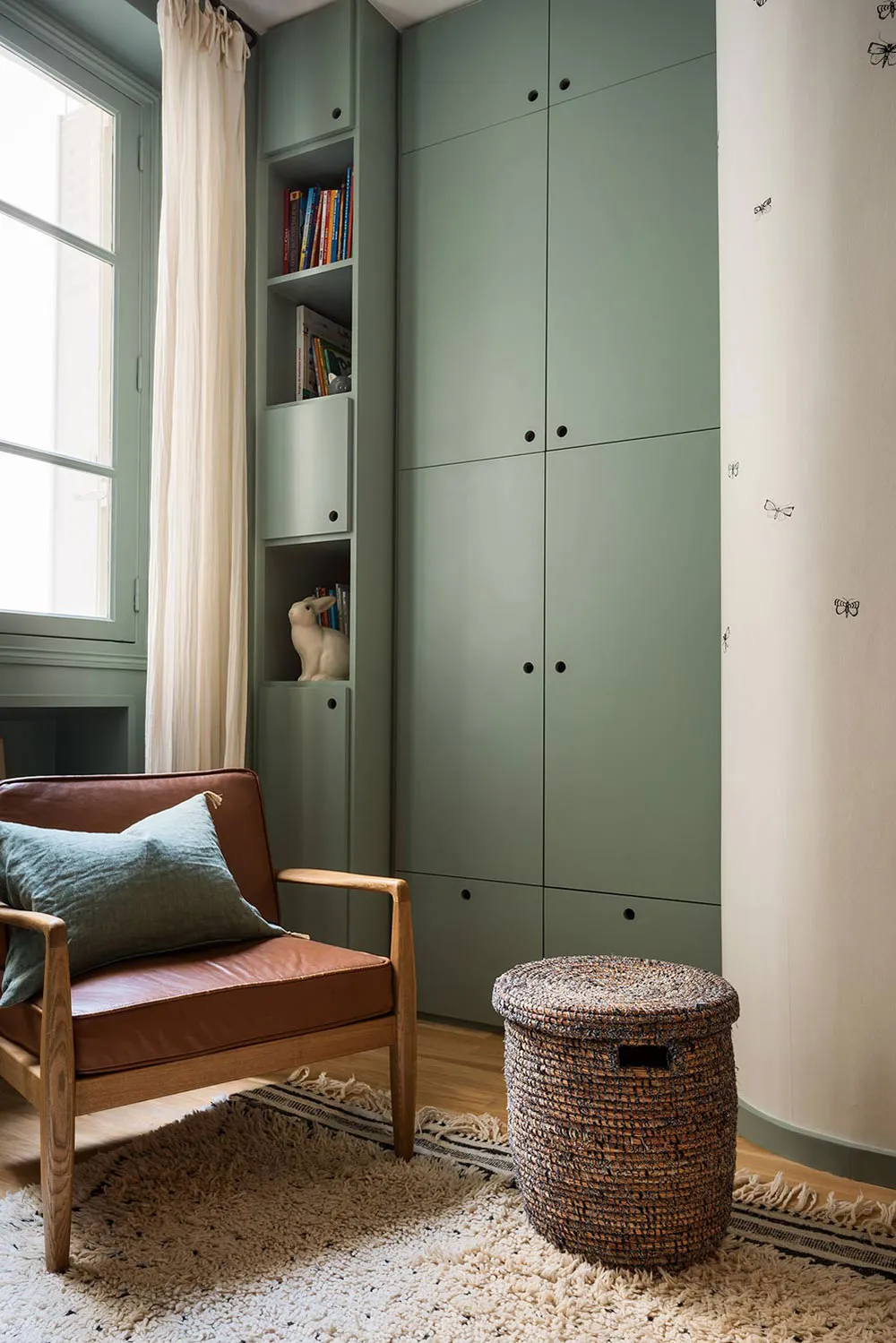 Beautifull enfants avec des murs décorés d' motifs exotiques dans un appartement parisien élégant - Gallery image 12