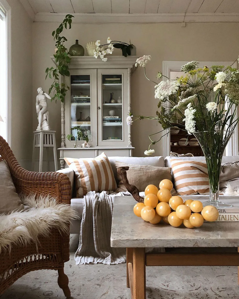 Mar de acogedora en los interiores de un cómodo coto sueco - Gallery image 5