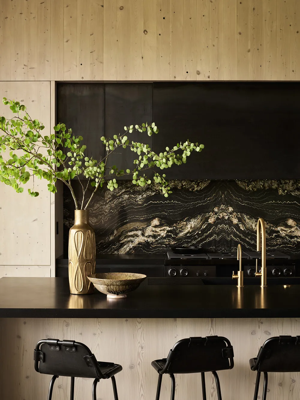 Stilvolle und gemütliche Interieurs moderner Häuser in der Eichenhecke in Kalifornien - Gallery image 25